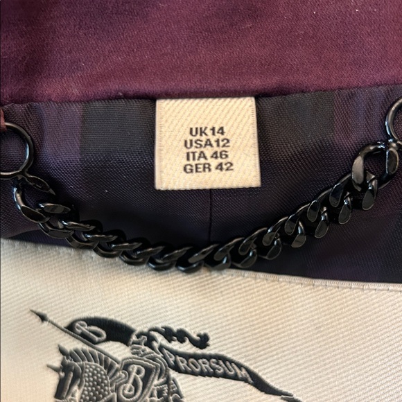 Elegant Double-Breasted Burberry Trench Coat in Deep Burgundy - Picture 12 of 12